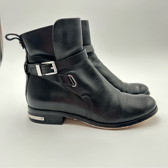 Michael Kors Womens Size 6 Black Leather Low Heel Ankle Boot Buckle - Picture 1 of 10